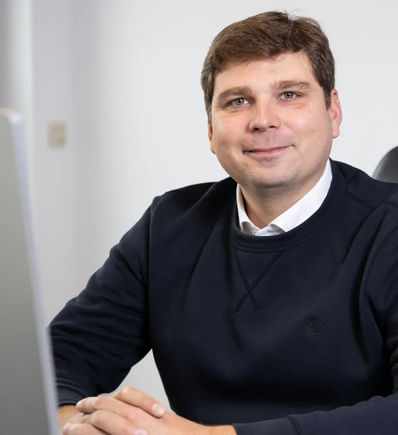 Christian Jansen, Gründer und Geschäftsführer von ISL Supply, am Schreibtisch